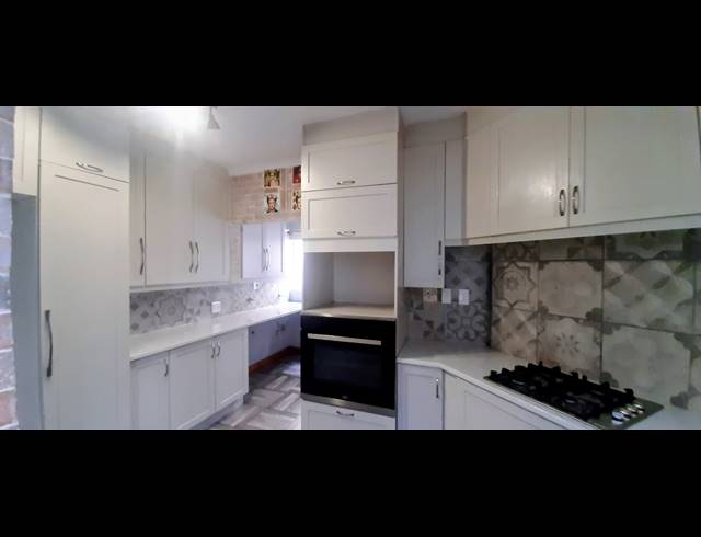 4 BEDROOM FREESTANDING FOR SALE IN GLEN MARAIS